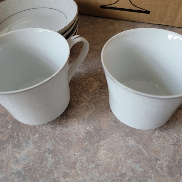 Crown Victoria fine china Lovelace pattern - Picture 2 of 7